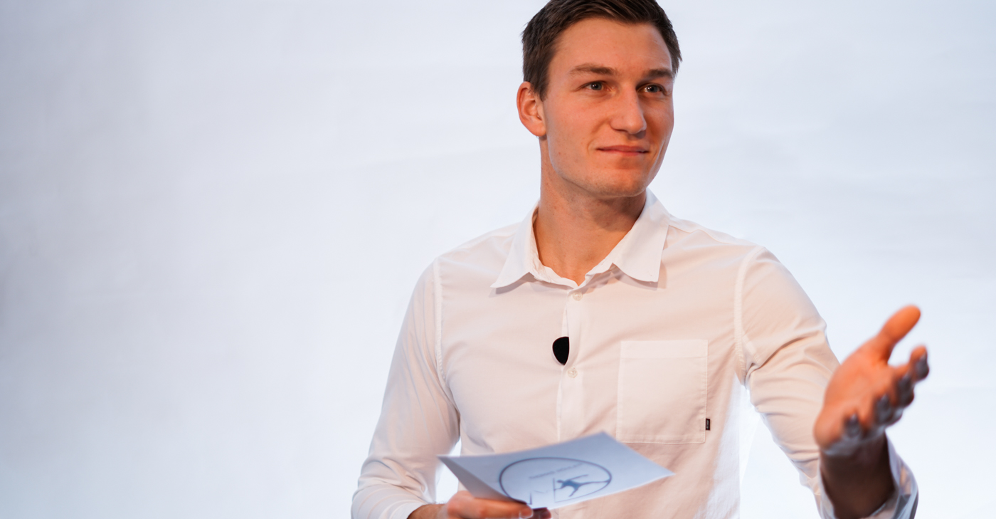 Thomas Röhler in white shirt with cards - Speaker